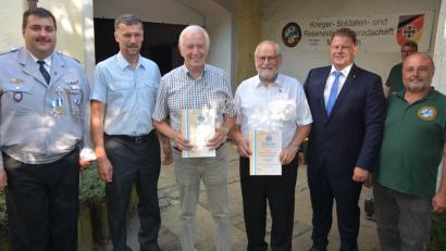 Bild: jr
Langjährige Mitglieder zeichnete die Krieger-, Soldaten- und Reservistenkameradschaft Mitterteich im Rahmen ihrer 145-Jahrfeier aus. Geehrt wurden Dr. Karl Schaumberger (3. von rechts) und Walter Siller (3. von links). Glückwünsche gab es (von links) von stellvertretenden Kreisvorsitzenden Thorsten Schiener, sowie 2. Vorsitzenden und Festleiter Wolfgang Danler, sowie (von rechts) von Vorsitzenden Erich Fischer und 2. Bürgermeister Stefan Grillmeier.