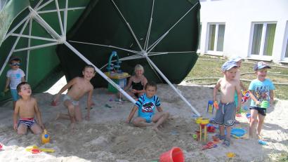 Bild: öt
Vor der Sonne geschützt durch Schirme durften die kleinsten Besucher der Wehr im Sand Burgen bauen.