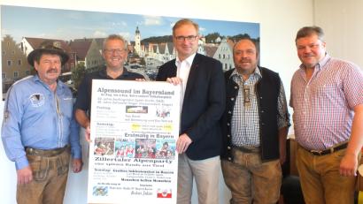 Bild: Hirsch
Gastwirt Arthur Schötz, OB Andreas Feller, Schirmherr MdL Alexander Flierl, Festwirt Josef Huger und Moderator Fabian Borkner werben für das Festival „Alpensound im Bayernland“ am 1. September im Zelt auf dem Volksfestplatz.