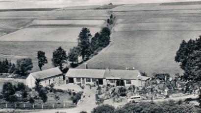 Bild: jml
Aus kleinen Anfängen heraus entwickelt. Der Steinmetzbetrieb Roith um das Jahr 1960. Mit solchen DKW-Kleintransportern (im Vordergrund) hat Firmengründer Josef Roith Jahrzehntelang seine Grabsteine zu den Friedhöfen gefahren.