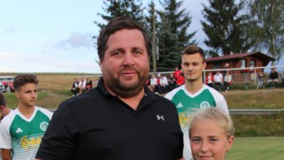 Bild: kro
Anna Sperrer übergibt den Scheck im Namen des SVM-Fußballnachwuchses an Tobias Sperrer aus Falkenberg	Bild: kro