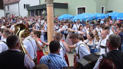 Bild: bö
Kirwa in Mendorferbuch - 24 Paare tanzen heuer den Kirwabaum bei afrikanischen Temperaturen aus- Die Musik dazu steuerten die "Bouchdna Kirwamusi" bei.