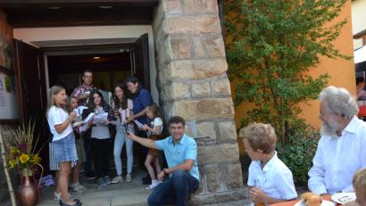 Bild: gi
Die "Kirchenmäuse" unter Leitung von Petra Zielbauer, begleitet von Michael Beugler am Akkordeon, sangen über Pater Ferdinand lustige G´stanzln und erhielten dafür viel Beifall.