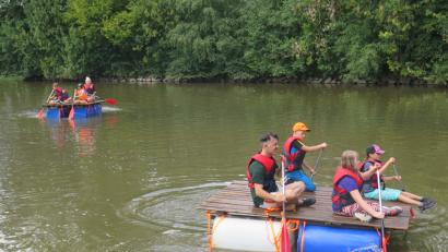 Bild: jzk
Wie kleine Seeräuber dürfen sich die Buben und Mädchen bei der Floßfahrt auf dem Kemnather Stadtweiher fühlen.