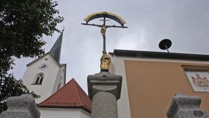 Bild: Mardanow
Im Ortskern-Ensemble zwischen Rathaus (rechts) und Pfarrkirche befindet sich der Standort des Schwarzhofener Pestkreuzes. Eine Initiative des Denkmalpflegevereins hat es nun auf die Denkmalliste gehievt.