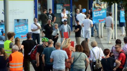 Bild: Gabi Schönberger
Auge um Auge: Nur wenige Meter stehen sich vor der Stadthalle die Teilnehmer der AfD-Versammlung (hinten) und die Gegendemonstranten gegenüber.