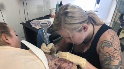Bild: juh
Monatelang wartete Bianca (links) auf den Termin bei Tätowierin Andrea Warnes. Spontan-Tattoos gibt es bei ihr überhaupt nicht, betont die Inhaberin des Studios „Pimp my Skin“ in Neustadt.