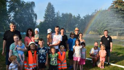 Bild: ww
Spaß und Unterhaltung wird den Kindern aus Mockersdorf beim Ferienprogramm der Feuerwehr geboten. Vor allem die Wasserwand (im Hintergrund mit Regenbogen) sowie das Löschen eines Hauses sorgen bei den Kindern für große Freude. Kommandant Gerhard Müller (links) und Vorsitzender Gerhard Müller (rechts) hatten die Aktionen vorbereitet.