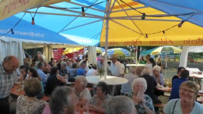 Bild: ser
Reger Betrieb herrscht auf dem Festplatz der Neuhauser Siedler zum 60-jährigen Vereinsjubiläum. Mit Pizza aus dem Holzbackofen, Parmaschinken mit Melone , Bruschetta und italienischem Rotwein verwöhnt der Verein die vielen Gäste.