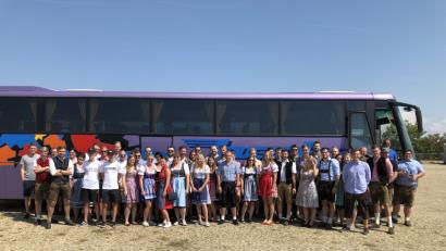 Bild: mde
Der komplette Reisebus, den die Junge Union Kemnath zur Fahrt zum Gäubodenvolksfest organisierte, ist gefüllt.