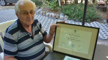 Bild: jr
Stolz zeigt der 83-jährige Adolf Prasslsberger seine Ehrenbürgerurkunde, die ihm 2012 vom Bürgermeister von Oschelin verliehen wurde. Schon seit Jahrzehnten kümmert sich Prasslsberger um die kleine Dorfkirche.