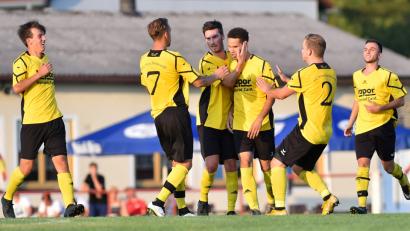 Bild: Alfred Schwarzmeier
Mit einem direkt verwandelten Freistoß brachte Anthony Hofweller (Dritter von rechts) den FC Tirschenreuth kurz vor der Halbzeit in Führung. Am Ende behielten die Stiftländer mit 3:0 die Oberhand beim TSV Kirchenlaibach.