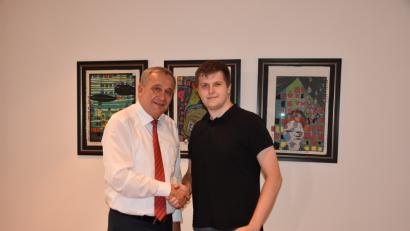 Bild: fuw
"Es ist eine schöne Sache, solche Mitarbeiter zu haben." Mit diesen Worten gratuliert Oberbürgermeister Kurt Seggewiß Stefan Bergler zu dessen Auszeichnung zum Lebensretter durch den niederbayerischen Regierungspräsidenten Rainer Haslbeck. Bergler hatte im Februar 2017 seinem Berufsschullehrer das Leben gerettet.