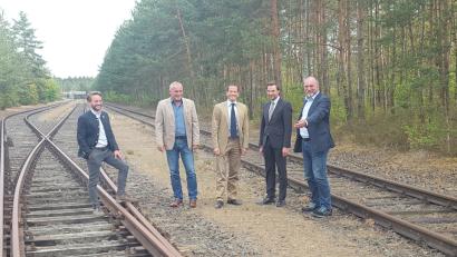 Bild: bk
Rechts neben dem Gleisanschluss von Pilkington im Industriegebiet "Weberschlag" befindet sich die für das Güterverkehrszentrum vorgesehene Fläche. Von rechts: Werksleiter Reinhold Gietl, Stephan Oetzinger, Bundestagsabgeordneter Albert Rupprecht, Bürgermeister Ludwig Biller und sein Stellvertreter Severin Hirmer.