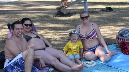 Bild: pens
Christoph Biersack, Melanie Vezard und Juliane Bodensteiner mit Sohn Michael (von links) auf ihrem Stammplatz im Schätzlerbad. Die vier entspannen am Vormittag im Schatten.