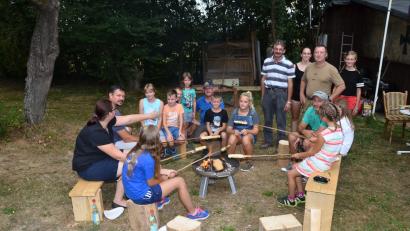 Bild: fjo
Die Kinder üben mit einem langen Stab, eigenes Brot herzustellen.