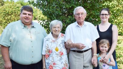 Bild: no
Lucie und Johannes Schliffka, hier mit Enkelin Janina und Urenkelin Ida, freuen sich über den Besuch von Bürgermeister Dieter Dehling.