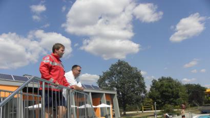 Bild: Bild: pjom
Für Martin Prüfling (vorne) und Volker Liebl von der Wasserwacht zählt im viel besuchten Freibad Perschen vor allem eins: Den Überblick behalten.