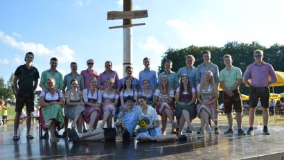 Bild: exb
Lea Utz und Philipp Nitzbon (vorne Mitte) werden zum Oberkirwapaar gekürt.