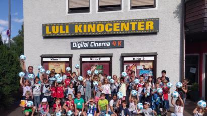 Bild: exb
Nach den Vorstellungen im Kino gibt es für die teilnehmenden Kinder Fußbälle zum mitnehmen.