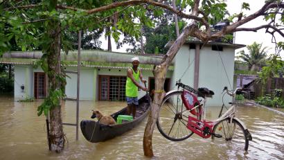 Bild: Tibin Augustine/dpa
Das Foto stammt aus Alappuzha im indischen Bundesstaat Kerala. Kerala wird seit Anfang August von sintflutartigen Regenfällen heimgesucht, bei denen mindestens 250 Menschen durch Überschwemmungen und Erdrutsche ums Leben kamen.