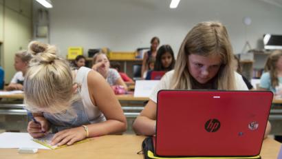 Bild: Melanie Duchene/KEYSTONE/dpa
Schüler der fünften und sechsten Klasse in der Schweiz starten mit Laptops in den Unterricht. Auch das Einbinden des Bereiches Wissenschaft und Bildung muss essenzieller Teil der Digitalisierung sein. Bild: Melanie Duchene/KEYSTONE/dpa