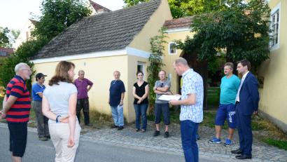 Bild: bey
CSU-Ortsvorsitzender Dieter Schwab (links) und zweiter Bürgermeister Alexander Radlbeck (Dritter von rechts) hören sich die Wünsche und Anregungen der Einwohner im Ortsteil Au an. Mit dabei auch CSU-Landtagskandidat Stephan Oetzinger, der zur Verlegung des Süd-Ost-Rings Stellung nimmt.