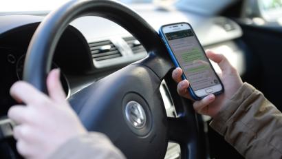 Bild: Monika Skolimowska/dpa
Eine zentrale Rolle bei der Unfallursache "Ablenkung" nehmen laut Polizei Smartphones in den Händen von Fahrzeuglenkern ein.