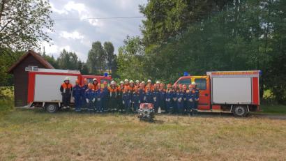 Bild: exb
Die Jugendfeuerwehr Schwarzenbach mit ihren Ausbildern und Kameraden der Feuerwehr Hohenthan.