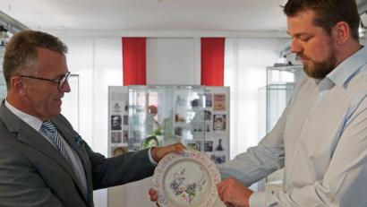 Bild: tr
Bürgermeister Franz Stahl und der Leiter des MQ, Ludwig Bundscherer präsentieren das alte Meisterwerk. In den Statuten des Fördervereins ist festgelegt, solle sich der Verein eines Tages auflösen, geht die Sammlung auf die Stadt über.