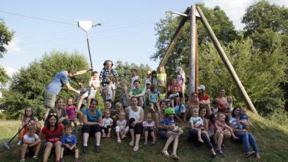 Bild: öt
Begeistert von der Wanderung über die Eisenbahnbrücke und die erfolgreiche Schatzsuche versammelten sich alle auf dem Bolzplatz in Riglasreuth zu einem Erinnerungsfoto.
