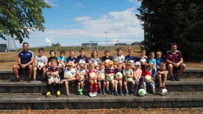 Bild: gz
Die beiden Jugendtrainer Alex Kühner (rechts) und Peter Brenner absolvieren mit den Kindern ein Schnuppertraining.