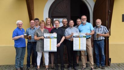 Bild: swo
Die Verantwortlichen der Pfarrei (vorne, von links), Pfarrgemeinderätin Angela Giehrl, Pfarrer Christian Schulz, Pfarrvikar Christian Preitschaft und Pfarrgemeinderat Jürgen Schneider stellten das Plakat der Mausbergfestwoche vor. Das Organisationsteam bilden (von links) Cheforganisator Wolfgang Schöpf, Jürgen Lindner, Rudolf Gottschalk, Kirchenpflegerin Susanne Lindner, Martin Kick, Josef Rumpler sowie Anton Hirmer und noch einige andere.