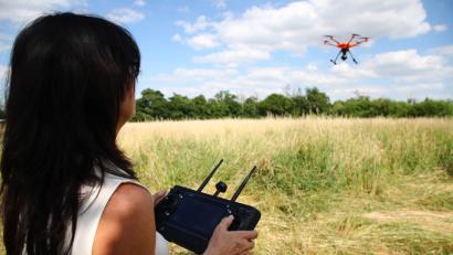 Bild: Bodo Schackow/dpa
Tierschützerin Dagmar Seidenbecher steuert eine Drohne über ein Feld bei Gera. Sie soll dabei helfen, vor dem Mähen im Feld versteckte Rehkitze zu entdecken. Einsatzzwecke wie diesen befürworten viele Deutsche, doch sie machen sich auch Sorgen beim Thema Drohnen.