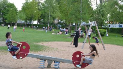 Bild: hcz
An heißen Sommertagen wird der Sand am Kinderspielplatz glühend heiß. Hier braucht es eine Beschattung.