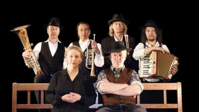 Bild: exb
Das Krimi-Spektakel "Tannöd" beruht auf einer wahren Begebenheit. Zusammen mit dem "Art Ensemble of Passau" treten die Schauspieler Johanna Bittenbinder und Heinz-Josef Braun in der Stadthalle auf.
