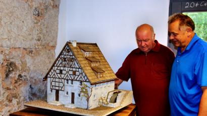 Bild: ds
Der Nachbau des Mühlengebäudes seiner Vorfahren besitzt für Gerhard Pirner (rechts) einen unschätzbaren Wert. Krippenbaumeister Gerhard Knaack (links) erläutert die verschiedenen Arbeitsschritte.