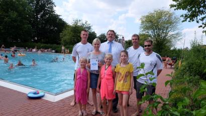 Bild: zip
Der 50 000. Besucher des Vilsecker Höhenschwimmbads wird geehrt (hinten, von links): Auszubildender zum Schwimmmeister Sandro Schnellinger, Tanja Dotzler, Bürgermeister Hans-Martin Schertl sowie die Schwimmmeister Albert Friedrich und Gerhard Schertl; vorn (von links): Linda, Jana und Antonia.