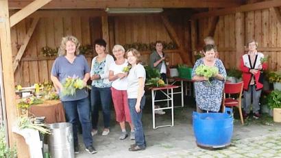 Bild: ld
Viele Frauen halfen zusammen, um Kräuterbüschel für das Fest Mariä Himmelfahrt zu binden. 536 Euro kamen zusammen, ein großartiges Ergebnis, das der Mission zugute kommt.