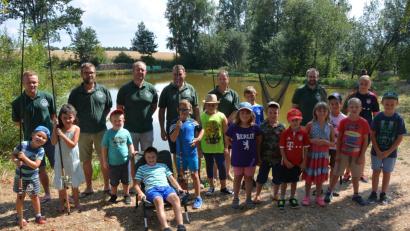 Bild: jr
Großen Spaß bereitete den Kindern am Samstag das Schnupperangeln beim Konnersreuther Teich- und Fischereiverein. Die beiden Vorsitzenden Thorsten Wenisch und Gerhard Rosner (3. und 4. von links), sowie erfahrene Angler, begleiteten die Kinder bei ihren erstmaligen Versuchen.