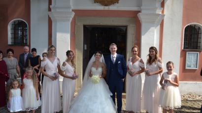 Bild: gi
Nadine Reitinger aus Ödpielmannsberg und Christian Ertel aus Berlin haben in der Wieskirche geheiratet. Begleitet wurden sie von vier Brautjungfern und Brautmädchen.