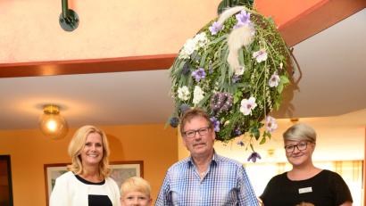 Bild: bey
Luise Bayerl feiert 85. Geburtstag. Dazu gratulieren zweite Bürgermeisterin Andrea Lang, Urenkel Felix, Sohn Gerhard, Urenkelin Sina und die Mitarbeiterin des Pflegeheimes "Wohnen am Kreuzberg".