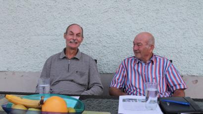 Bild: pi
Pater Hans Pfeifer (links) genießt einen Teil seines Heimaturlaubs mit Albert Kick. Mit dem Altbürgermeister ist er viel unterwegs. Außerdem schilderte in Vorträgen in Neukirchen zu St. Christoph, Miesbrunn und Waldthurn seine Arbeit in der Mission.