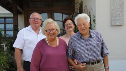 Bild: frd
Zur goldenen Hochzeit gratulierten Bürgermeister Heinz Weigl und Tochter Sabine. Mit der übrigen Familie wurde bereits am Sonntag vorgefeiert.