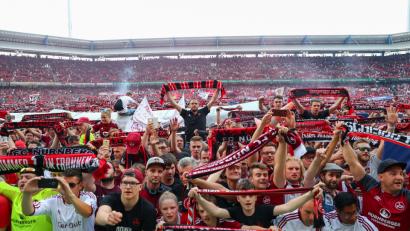 Bild: dpa
Endlich wieder Bundesliga: Club-Anhänger feiern nach dem letzten Zweitliga-Spiel gegen Fortuna Düsseldorf den Bundesliga-Aufstieg. Die FCN-Fanclubs in der Region fiebern dem Saisonauftakt im Fußball-Oberhaus entgegen und glauben fest an den Klassenerhalt.