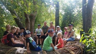 Bild: fjo
Die jungen Teilnehmer probieren den nachgebauten Horst im Further Wildgarten aus.