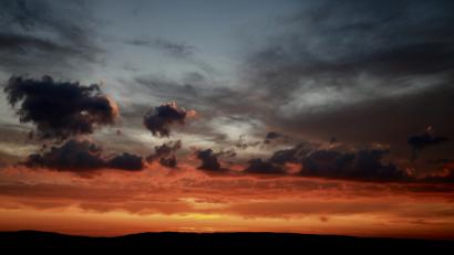 Bild: idu
Über dem Berg in Pichlberg brennt der Himmel.