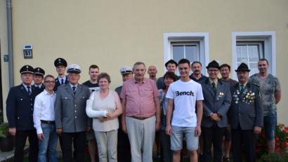 Bild: gi
Johann Uschold (vorne Mitte) feiert 75. Geburtstag. Dazu gratulieren seine Frau Agnes, seine Kinder und Enkel sowie die Vereinsabordnungen.