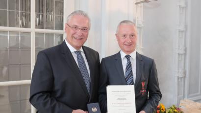 Bild: exb
Bayerns Innenminister Joachim Herrmann (links) händigt das Verdienstkreuz am Bande des Verdienstordens der Bundesrepublik Deutschland an Professor Hans Drexler (rechts) aus.