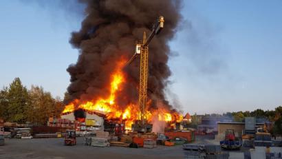 Bild: @alexalt
In Wunsiedel hat am Mittwochabend eine Lagerhalle gebrannt.